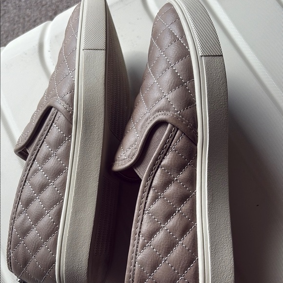 Steve Madden Women’s Quilted Slip-On Shoes -  Beige Taupe  SZ: 8.5. EUC - Picture 8 of 8